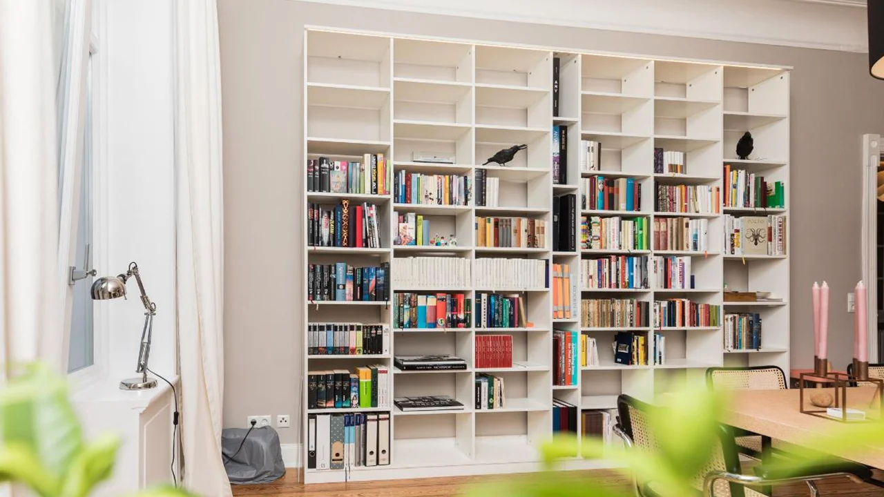 کتابخانه ایستاده