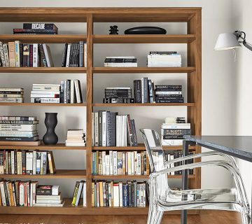 کمد کتابخانه ایستاده