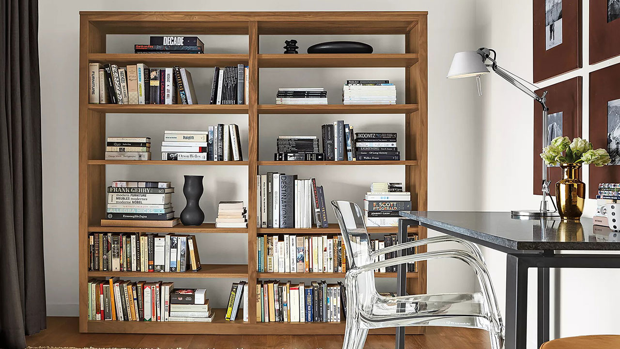 کمد کتابخانه ایستاده