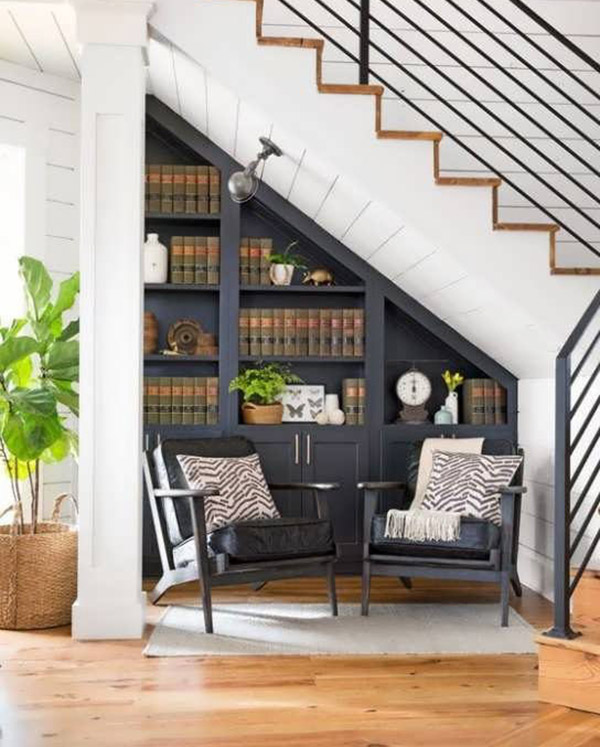 کتابخانه زیر راه پله